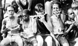 户外拍照吃瓜,共享夏日吃瓜时光