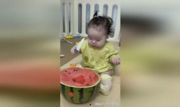 宝宝喂你吃瓜,亲子互动的美好时光