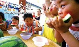 情侣超市吃瓜,甜蜜瞬间定格成永恒