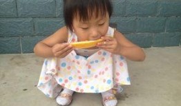 小孩吃瓜打油诗,小手捧瓜笑哈哈