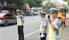 青岛交警吃瓜群众,一场意外引发的全民热议
