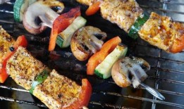 吃烧烤看瓜,夏日休闲新风尚