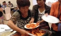 云南大爷大妈吃瓜图片,共享夏日清凉时光