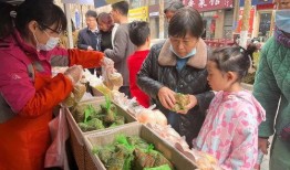 绿洲广场吃瓜群众,吃瓜群众的热闹现场