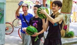 学校比赛吃瓜,吃瓜大赛，谁与争锋？