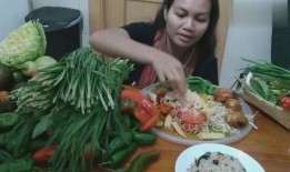 瓜大姐吃蔬菜沙拉,健康美味新体验