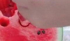 解锁吃瓜新动作,轻松解锁夏日清凉！