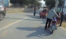 吃瓜男子车祸现场,惊心动魄的瞬间