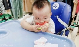 宝宝吃瓜可爱模样