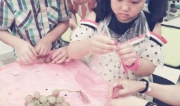 漫画埋头吃瓜,揭示现代人的“逃避现实”心理