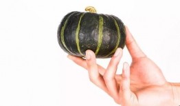 婴儿吃瓜的样子,宝宝吃瓜的可爱瞬间