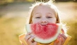 小孩吃瓜打油诗,小手捧瓜笑哈哈