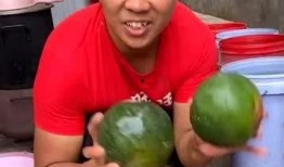 曝光青岛小伙吃瓜,意外成为网络热议焦点