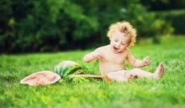 小孩吃瓜打油诗,小手捧瓜笑哈哈