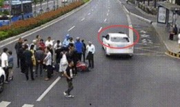 吃瓜男子车祸现场,惊心动魄的瞬间