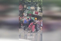 街边吃瓜群众视频,吃瓜群众围观一幕，现场画面令人咋舌